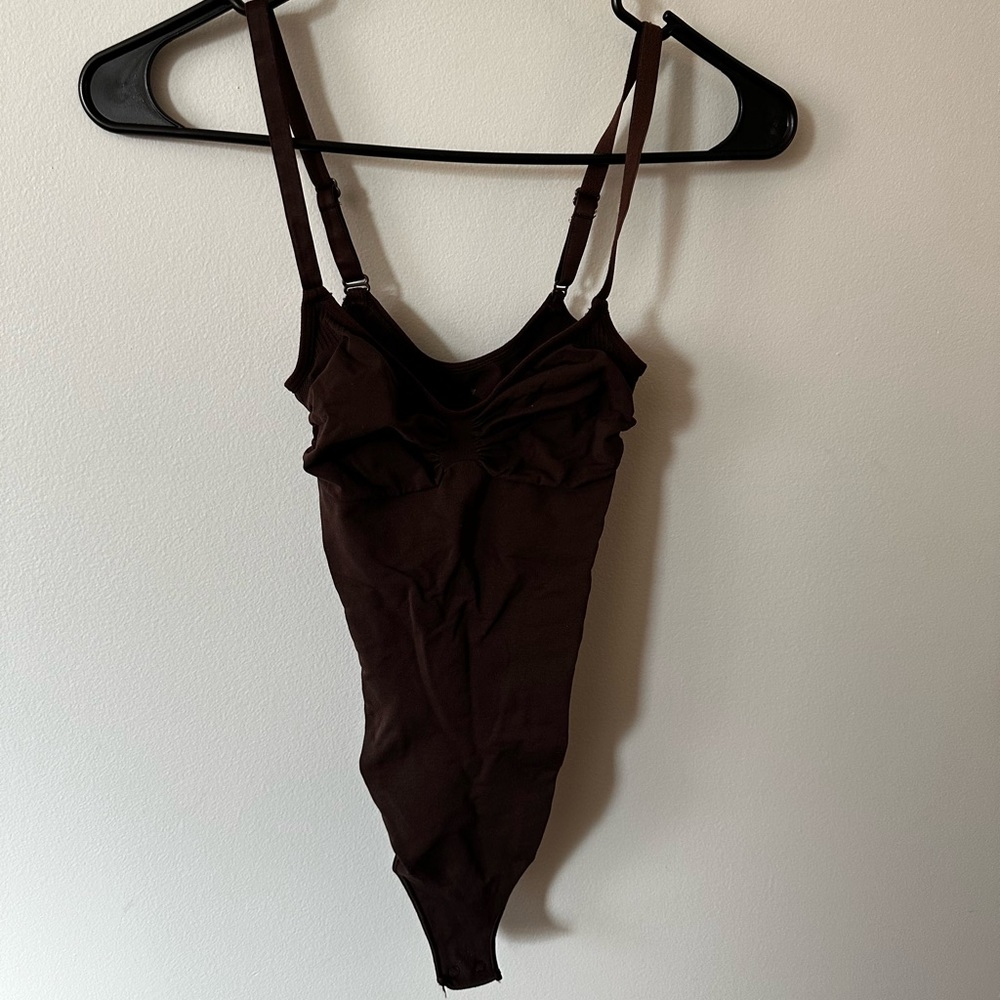 Sculpt brown skins suit